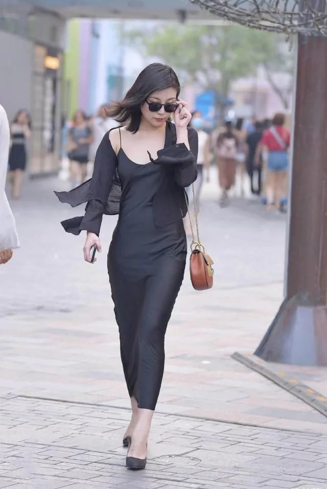 美女|美女街拍贵妇就是喜欢大气,选个黑色吊带裙,走在街上像演员