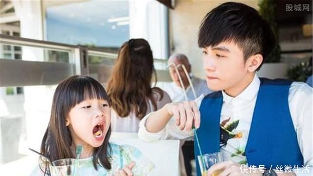 妹妹|和相差20岁的妹妹逛超市,哥哥蹲地诉苦,妹妹:凭啥只给嫂子买?