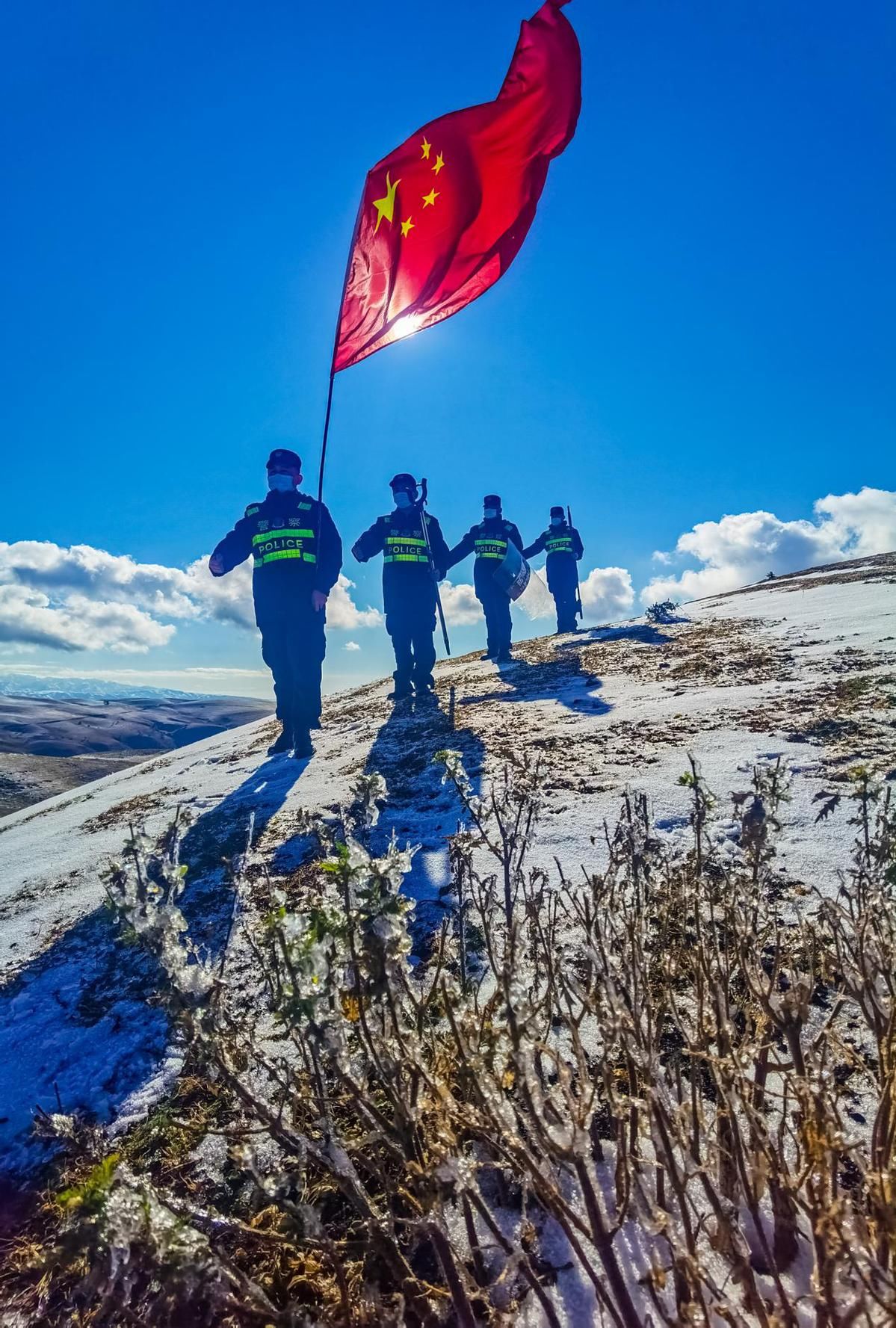 踏雪|【节日我在岗】新疆伊犁：踏雪攀山巡边关