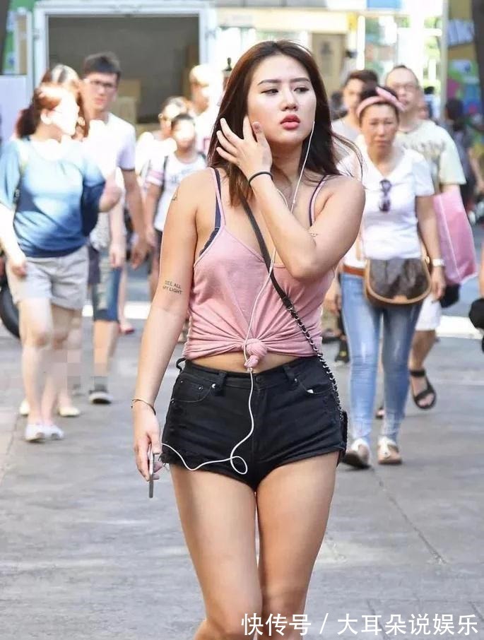 牛仔短裤|微胖的小姐姐身穿牛仔短裤大秀小粗腿, 肥而不腻!