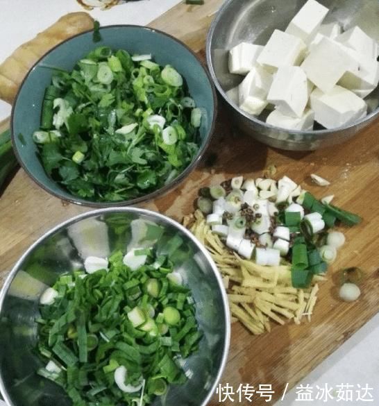 想喝鲫鱼汤却不会做?教你一招,汤汁奶白无腥味,味浓营养高!