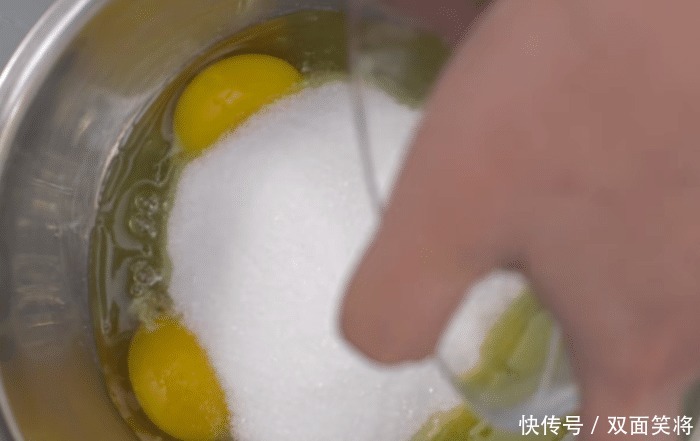 孩子|孩子爱吃的巧克力流心蛋糕,香甜味美,软嫩营养,吃了一次还想吃