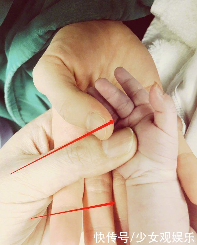 吉娜第一胎生子 夫妻曬全家福 寶寶手掌姿勢卻被質疑擺拍 中國熱點