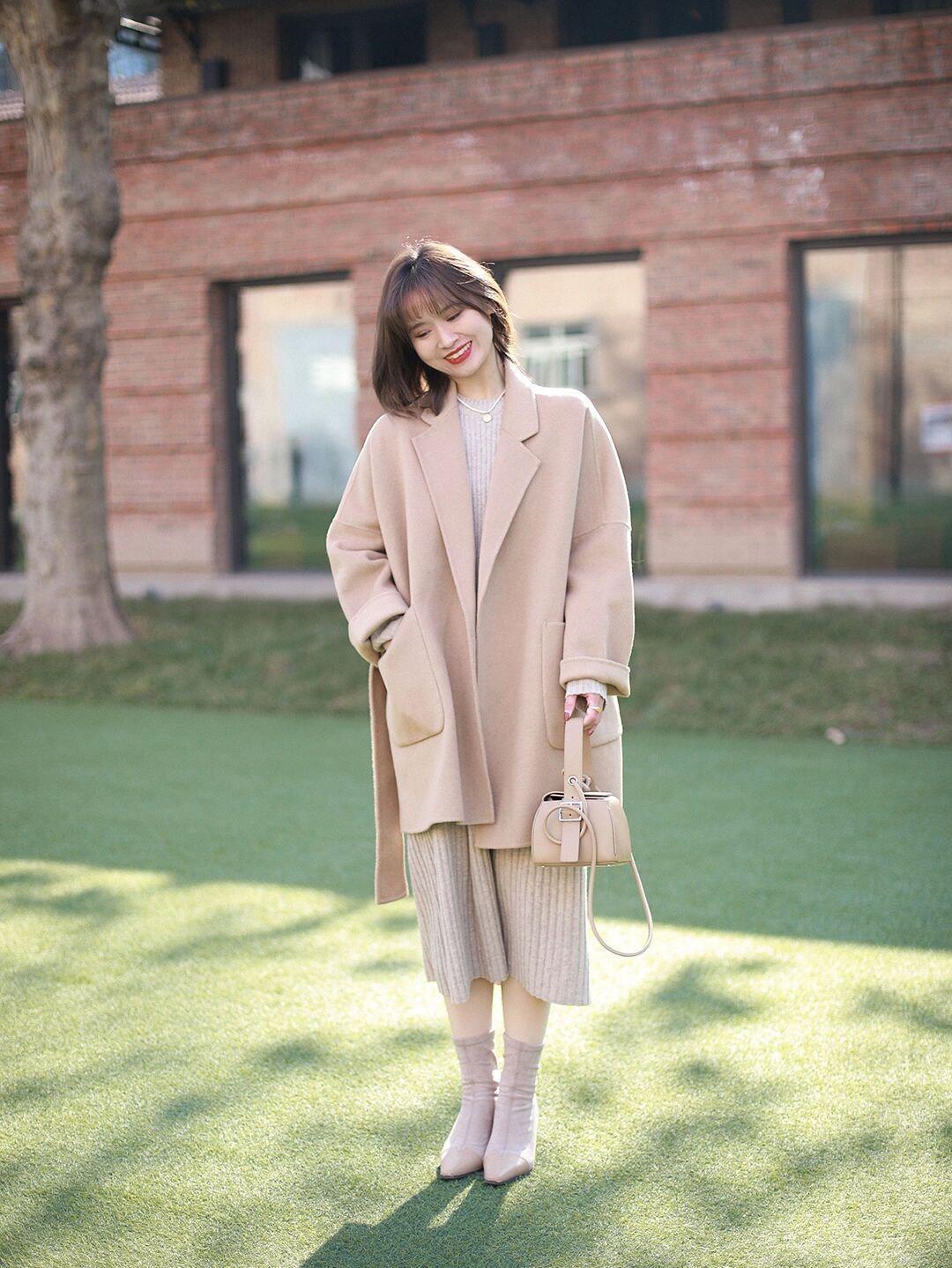 大衣 冬日氛围感穿搭指南,姜黄色大衣配白色阔腿裤,慵懒又随性!