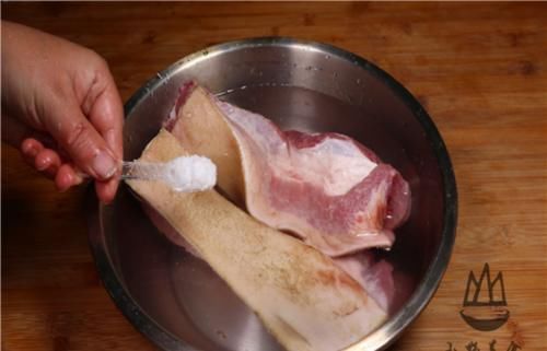 猪毛不火烤,不用手剃,学会一招,包你猪皮上的猪毛一根不见