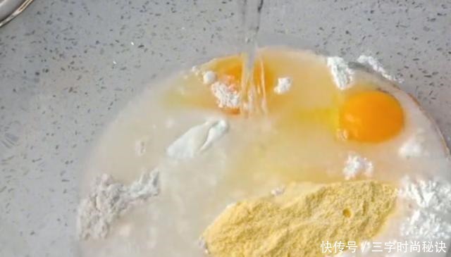 简单|一碗玉米面两个鸡蛋,简单一搅,放锅里一蒸,比蛋糕还好吃