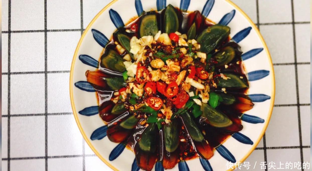 凉拌青椒皮蛋最简单的家常做法,皮蛋入味滑嫩爽口,一上桌就吃光