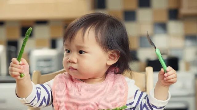 咀嚼|什么时候给宝宝添加固体食物这些细节要注意,尤其是咀嚼能力