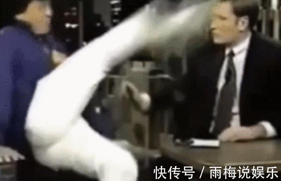 节目录制失控,何炅离席,成龙一脚踹向主持人,解气!