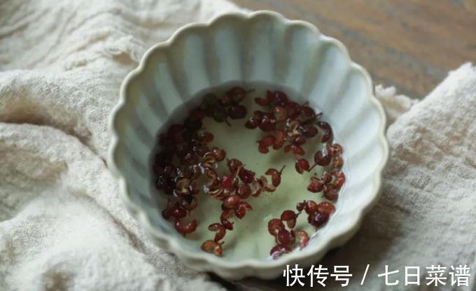 做羊肉馅饺子，记住2个“调馅技巧”，饺子鲜嫩多汁，好吃无膻味