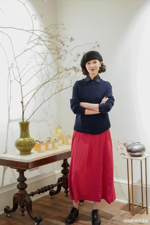 毛衣下面别总配阔腿裤了，学学三木妈妈这样穿，美成一枝花