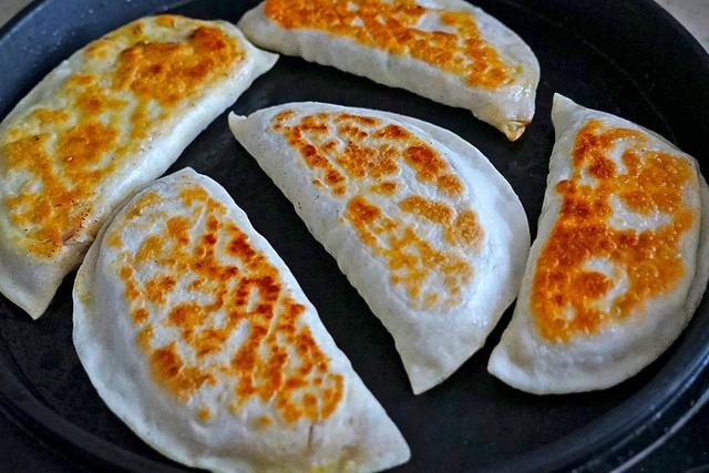 天冷了,盒子包这馅比韭菜盒子还要好吃,学会了自己在家就能做