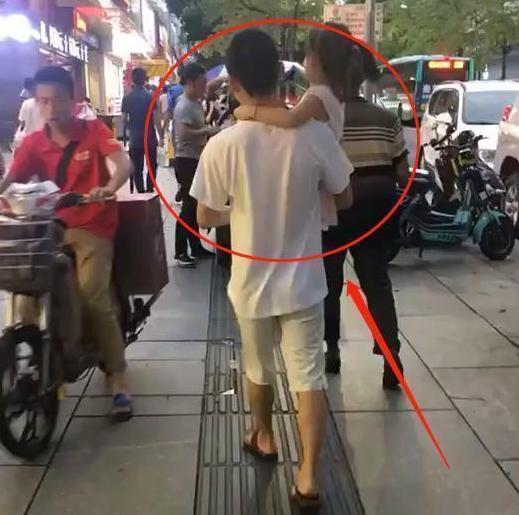 男孩子|产房外爸爸得知生女儿,爸爸的反应引人注目,网友:请你控制点