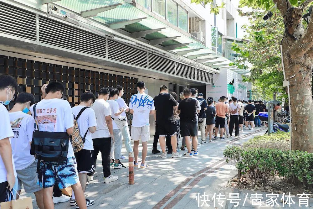 落地窗前 家人们,我奔现了!得物新店下一站,是你的城市吗?