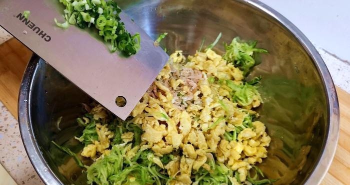 馅饼|此菜一年四季都便宜，秋天要多给孩子吃，钙含量极高，烙馅饼真香