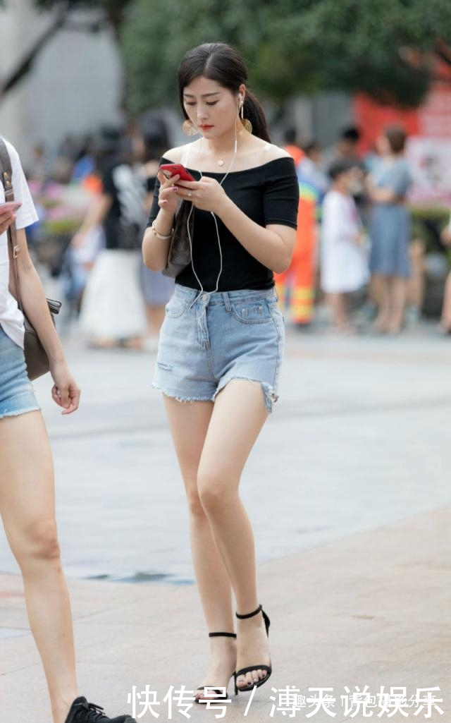 路人街拍，小姐姐粉红色上衣舒适美观，充满着年轻人的时尚气息