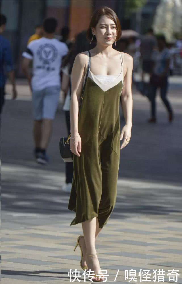 长裙|街拍:军绿色和长裙完美结合,短发小姐姐穿出既潇洒又清新的滋味