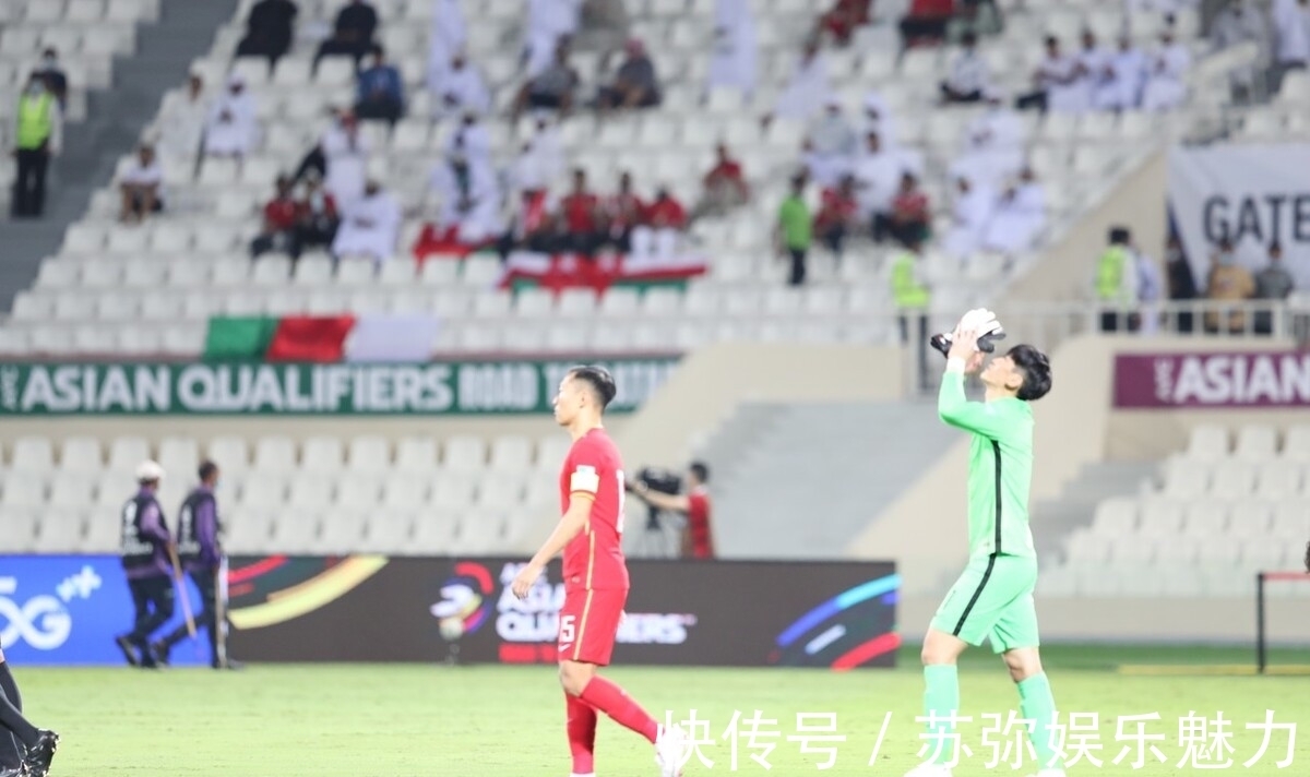 回传|比赛最后1分钟,国足还在后场倒脚,3次回传门将,以为3分已到手