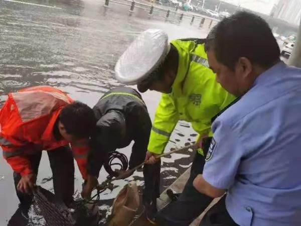 查处|中秋假期，在雨中邂逅他们……