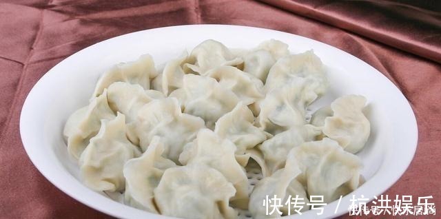 开水|煮速冻饺子时，最怕开水下锅，牢记3个技巧，饺子不破皮不露馅