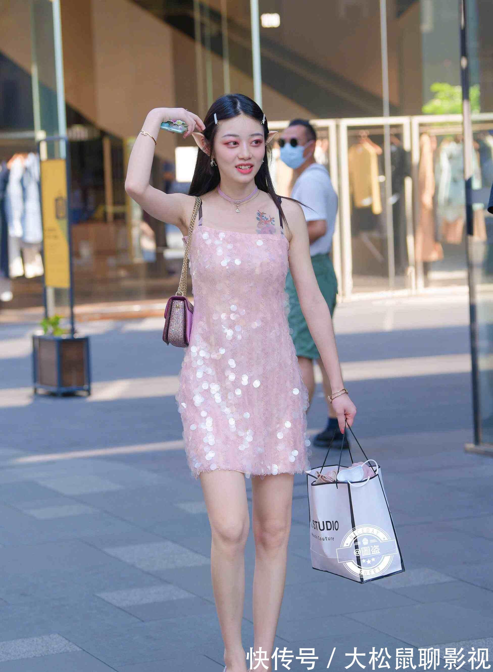 街拍|身形修长的连衣裙美女，有设计感的才时髦好看，真佩服她
