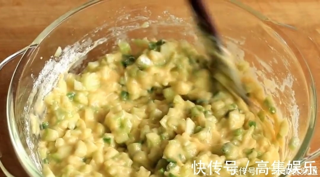 电饼铛|一根丝瓜,3个鸡蛋,筷子一搅,10分钟做出营养美味的早餐饼