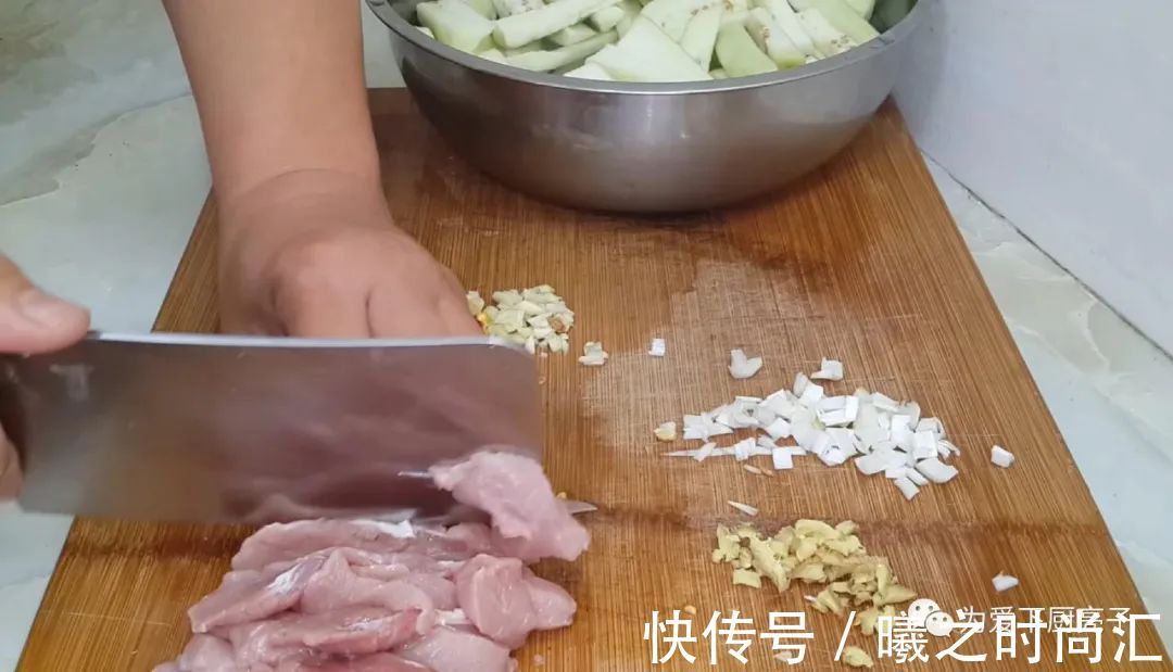 茄子|米饭怎么做才好吃吗,锅里一焖,既有菜又有饭,上桌全家都抢着吃