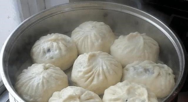 韭菜包子好吃有秘诀,调馅时加点它,营养解馋,吃起来特别香!