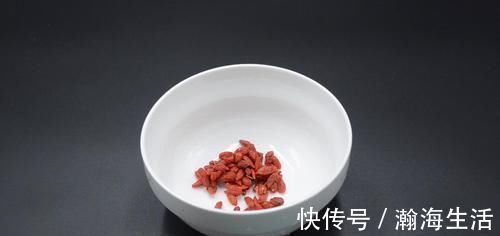 枸杞放久了发霉发粘？学会这诀窍，保存多久都不会受潮变质，真棒