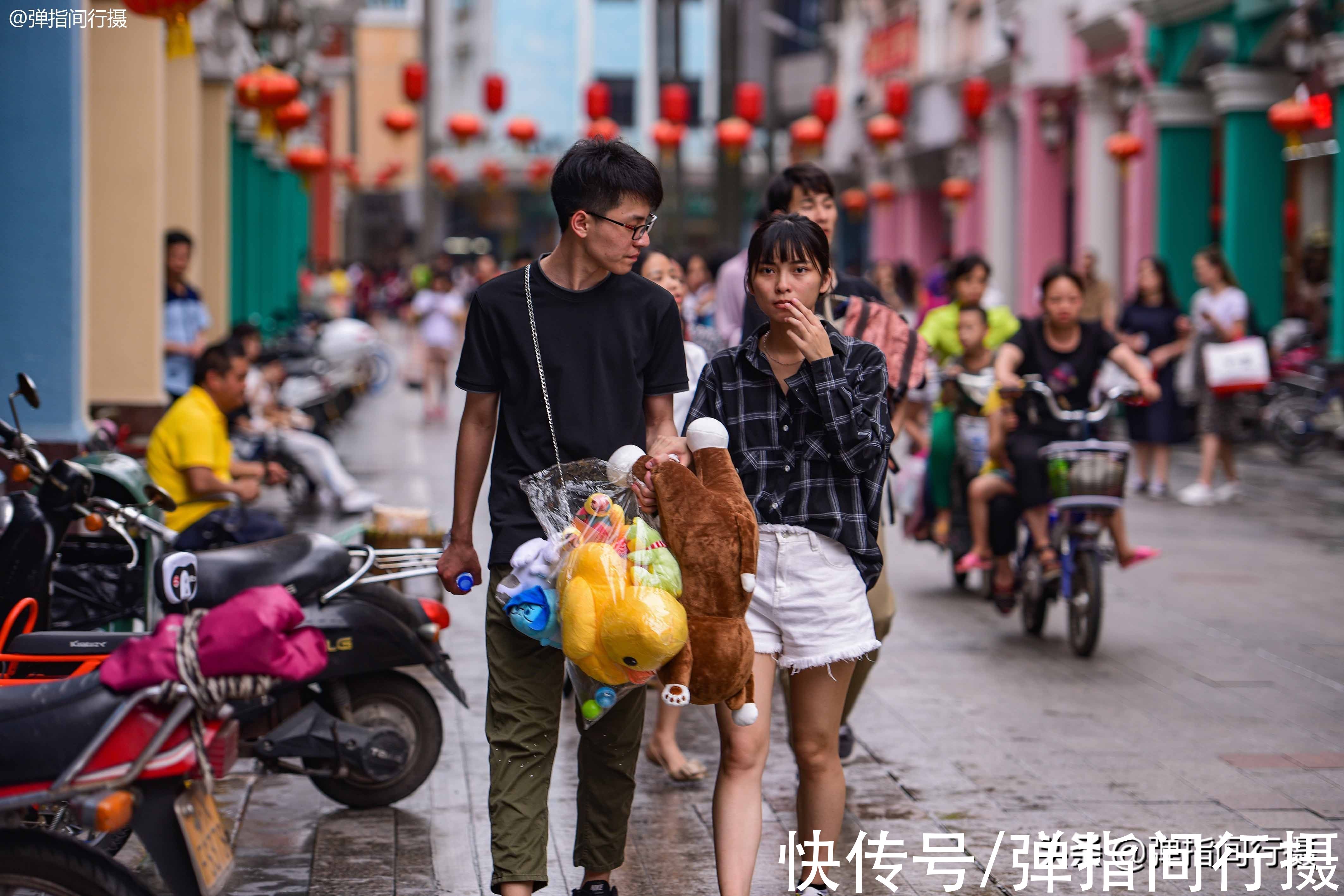 华盖路步行街@顺德有条彩色骑楼街，古色古香，人声鼎沸，是热门的美食聚集地