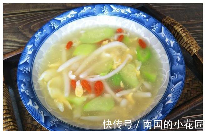 多喝|打丝瓜汤时,记得多加1步,丝瓜翠绿不发黑,立秋后要多喝