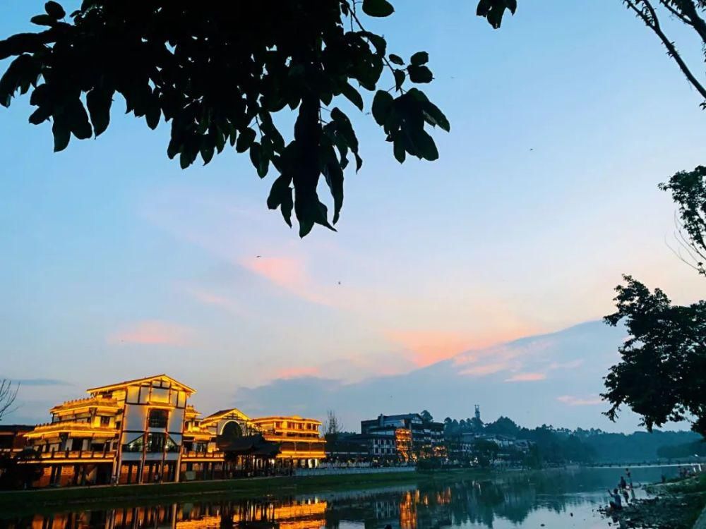 中年|乐山的夜景，好惊艳！