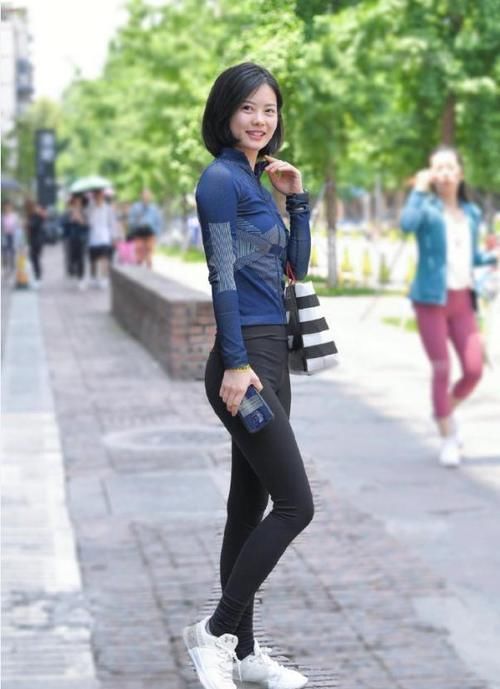 小姐姐今年芳龄40,穿这身休闲运动装,瞬间年轻10岁