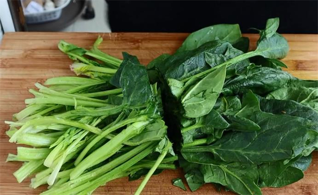 诀窍|怪不得饭店的凉拌菠菜那么好吃,原来做法有诀窍,看一遍就能学会