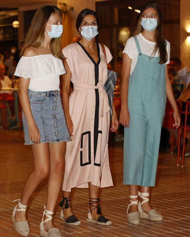 诺拉|西班牙全家集体换装!长公主首次穿一字肩,食指戴戒指渴望恋爱