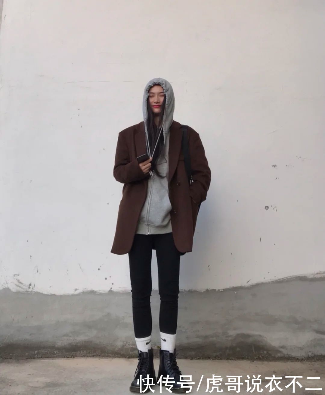 冬季不知选什么“内搭”？简约的连帽卫衣，才是“百搭神器”
