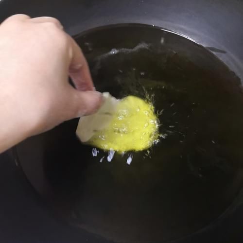 炸油饼,外酥里软有嚼劲,好香的
