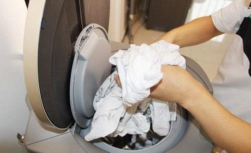 晒衣服要不要翻过来好多人都晒错了，衣服越晒越丑