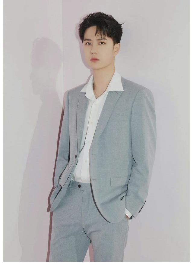 王一博品牌見(jiàn)面會(huì)太搞笑，主持人接梗不斷，結(jié)束還不忘叮囑粉絲