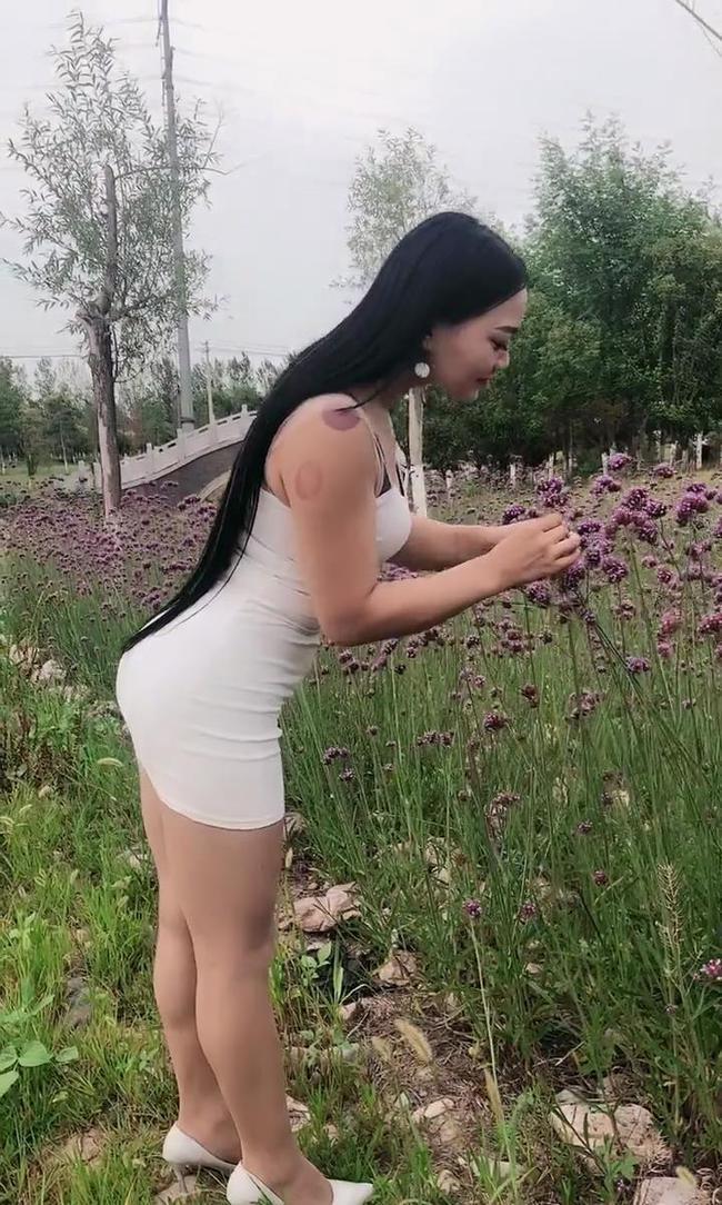 包臀裙 户外美女穿上包臀裙,景色优美人温柔,释放女性魅力