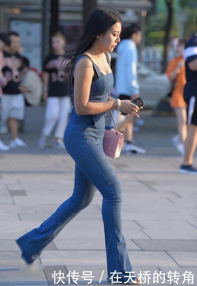 牛仔套装 牛仔套装很少见,微胖少妇轻松驾驭,搭配粉色包包还想“装嫩”