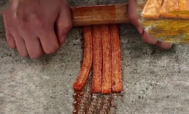 挤出|一包卫龙到底有多少“油”男子花8分钟挤出,网友这谁敢吃