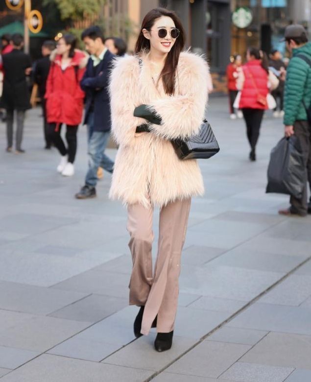 短裤|长发披肩的小姐姐,身穿背心配短裤,凸显青春靓丽气息