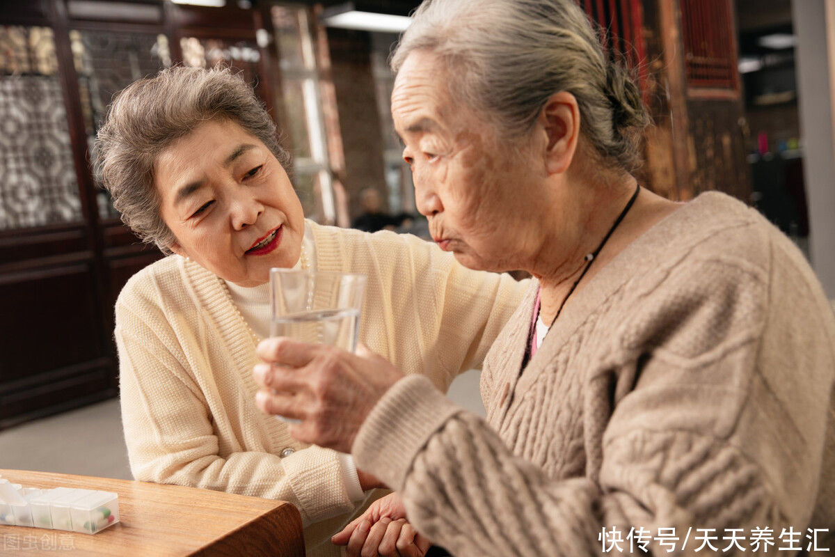 老年人要避免“5种”喝水习惯，不仅给肾减负，身体也更健康