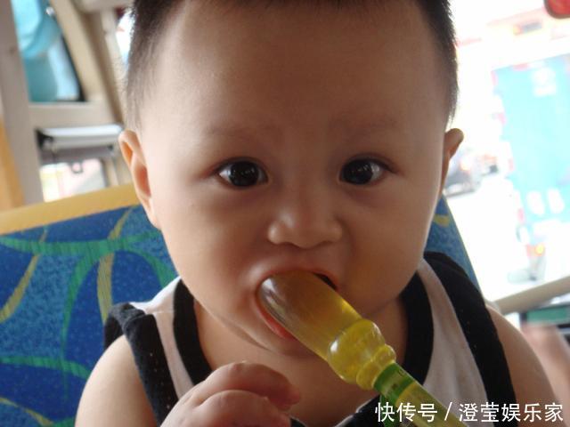 积食|医生劝告：4种零食不要碰，越吃脾胃越虚弱，还有家长给孩子买