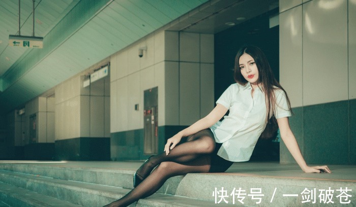 衬衣|白衬衣跟黑裙子,算是最搭配了吗