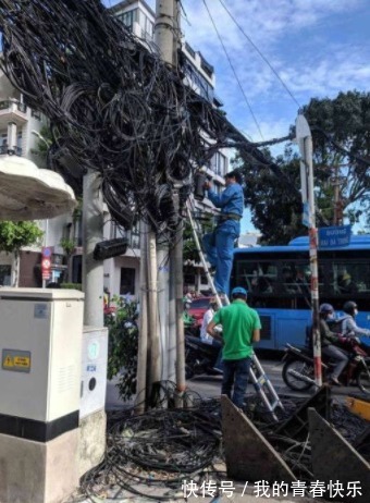 |幽默笑话:酱油和醋打架了,引来了一群围观者