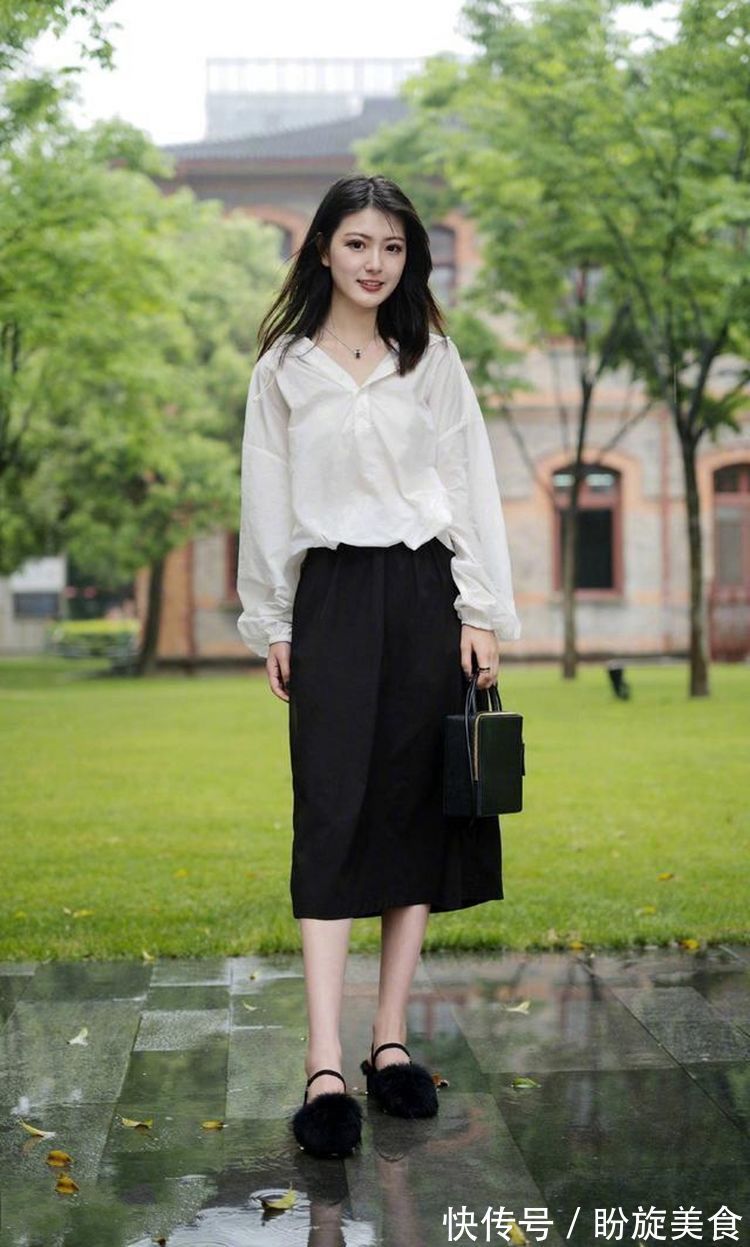 开衫|路人街拍,白色连衣裙外搭一件开衫,显得十分修身立体