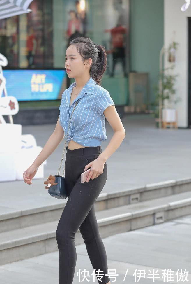线条|街拍美女小姐姐紧身裤穿出质感时尚,衬托出时尚柔美的腿部线条