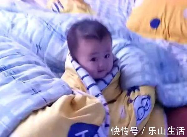 表情|妈妈边上睡觉,“萌娃”自己看电视,最后这小表情“亮”了